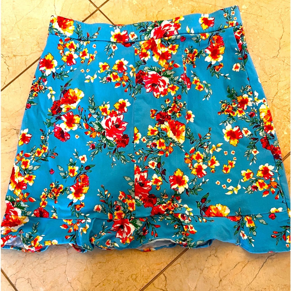 Colorful ruffle bottomed skirt w/ shorts built in Size Medium, lots of stretch.